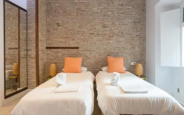 Te1A-El Teatro Brick Wall Suite Prime Location