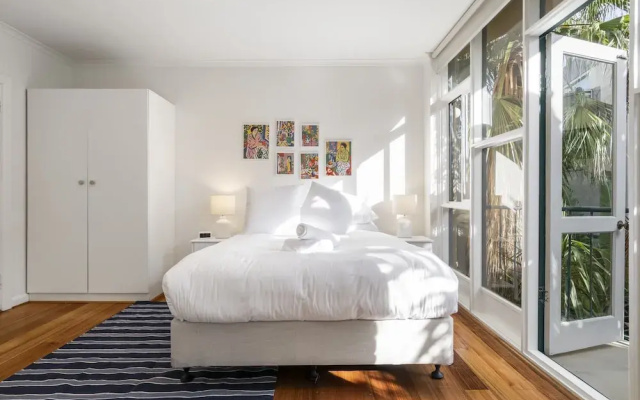 Seaside 1-bed Stay Near Cafes & Attractions