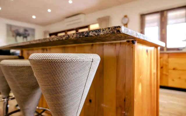 Monzi Safari Lodge