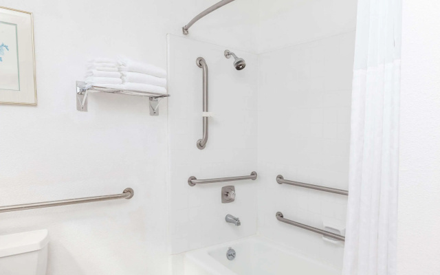 Days Inn & Suites by Wyndham Sunnyvale