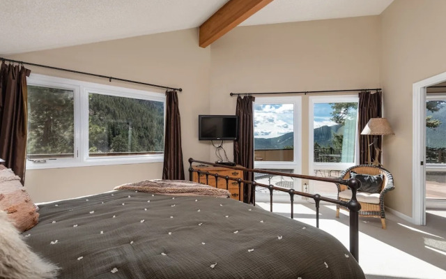 The Cedars Luxury At Windcliff 5 Bedroom Home by RedAwning