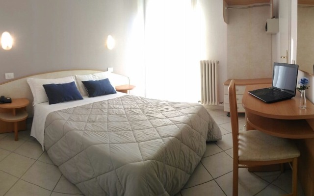 Hotel Prestige Римини комната для гостей