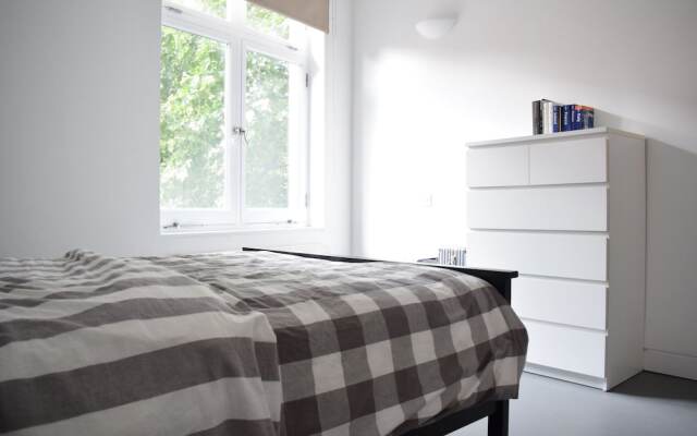 Отель Beautifully Decorated 2 Bedroom Home in Clerkenwell Лондон комната для гостей