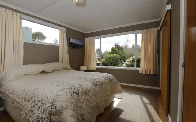 Boat Harbour House - Te Anau Holiday Home