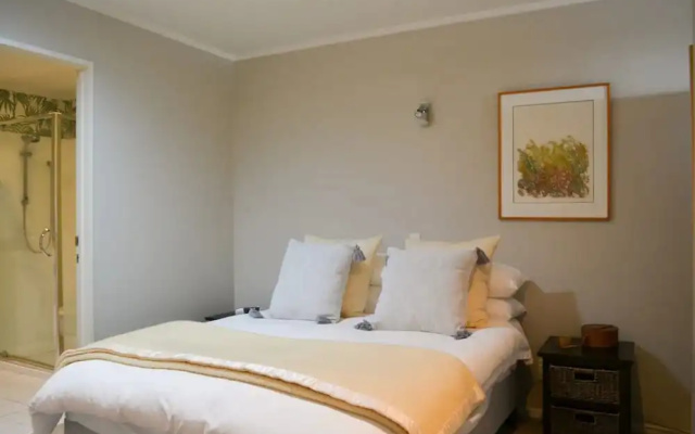 Uptown Top Floor Studio Apartment