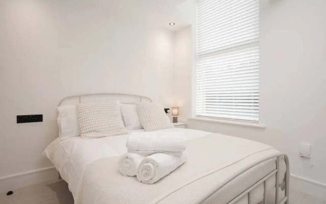 Private Ensuite Minifridge Desk Free Parking