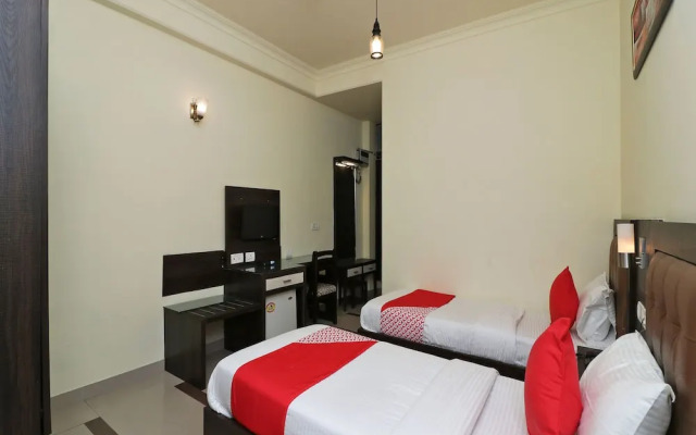 OYO 389 Hotel Applee Inn