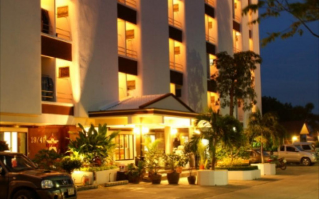 Апартаменты Nawarat Resort & Serviced Apartment вид на фасад