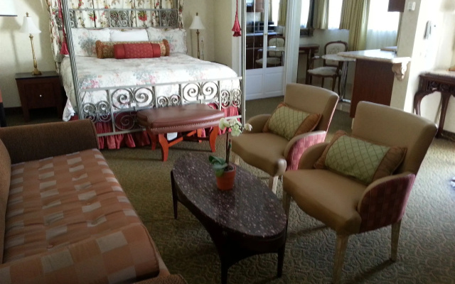 Vendange Carmel Inn & Suites