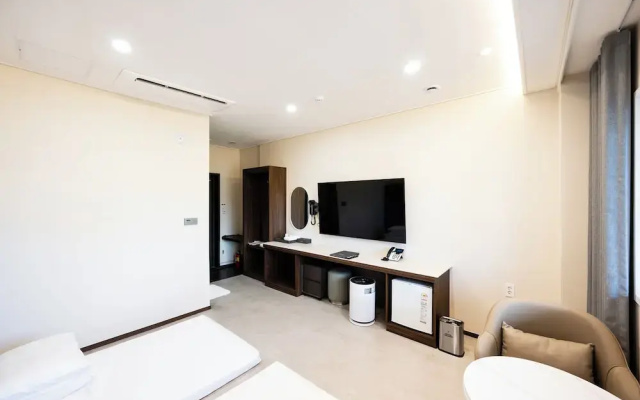 Vavant Tourist Hotel