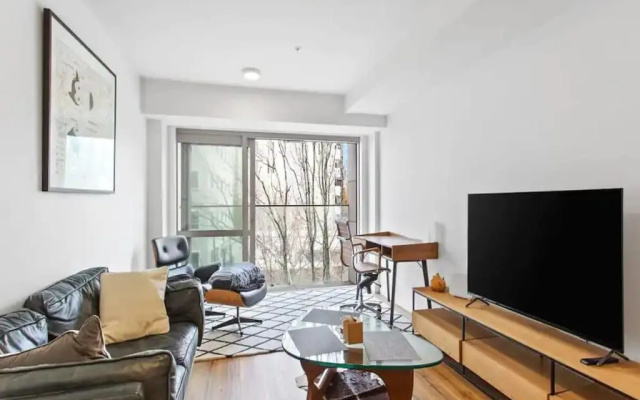 Central Modern Apt. w/ Working Space Zodiak Stays