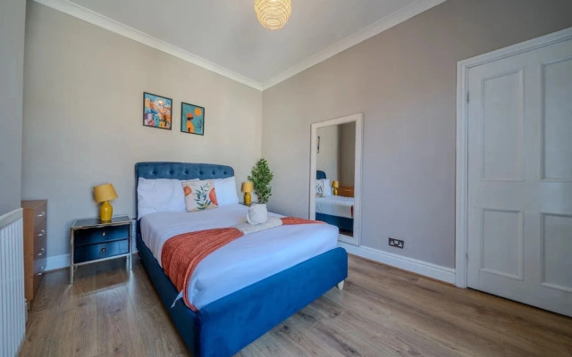 Sleeps 6 Spacious 3 Bed House w/ Free Parking