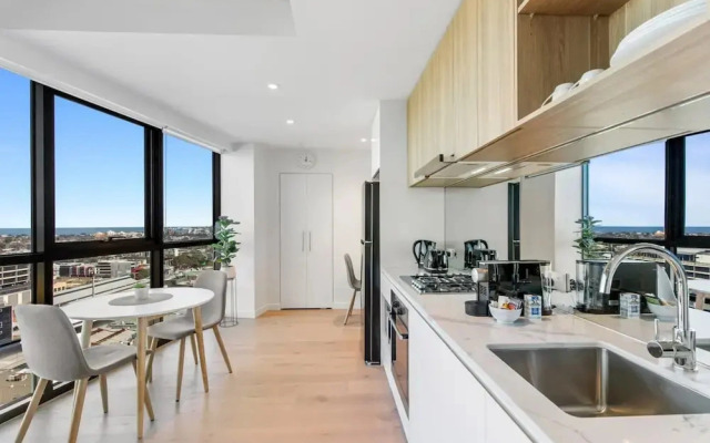Stylish 1-bed With Pool Gym & Stunning Views