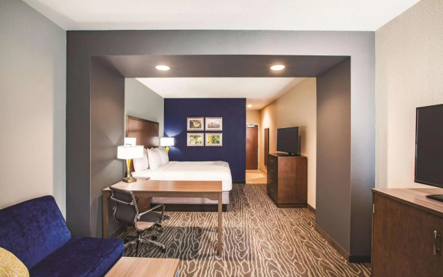 La Quinta Inn & Suites by Wyndham Wichita Northeast