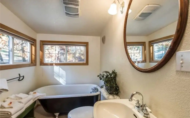 Main Stay - Four Bedroom Cabin with Hot Tub