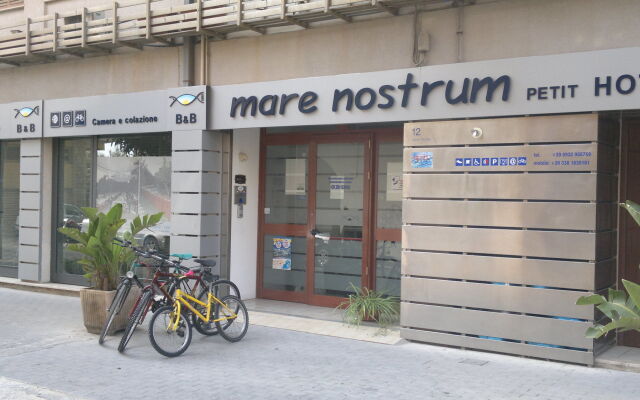 Отель Mare Nostrum Petit Hôtel Поццалло вид на фасад