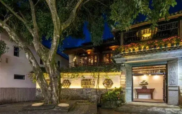 Her Courtyard
