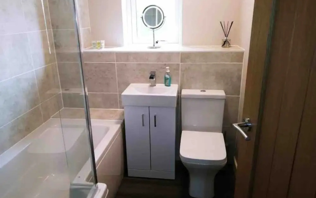 Ideal Selly Oak Home - Family or Business