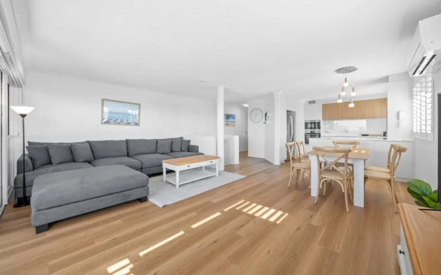 Stylish 4-bed Townhouse With Panoramic Ocean Views