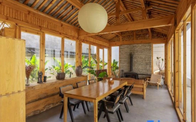 Huaqin · Bali Retreat Wild Luxury Courtyard | 1‑Min Walk to Erhai Lake (Cai Village)