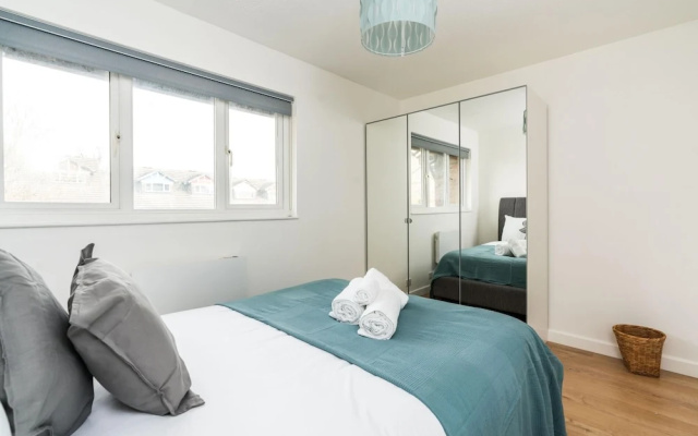 Sleek and Stylish 2BD Home With a Garden Anerley