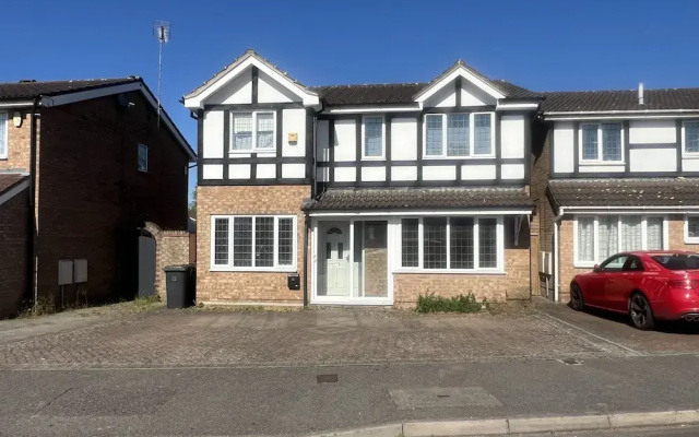Charming Houghton Regis House With 4 Bedrooms