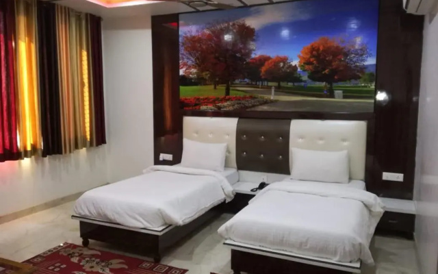Hotel Dhanraj Palace
