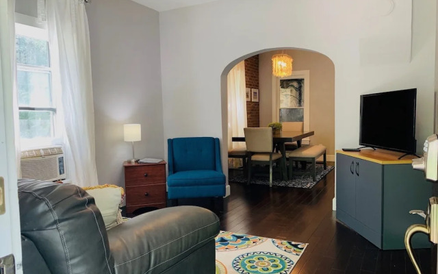The Cottage! Chic Bungalow Near Old Town Square!