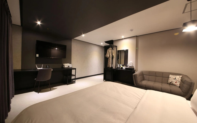 Gupo Station Almond Hotel