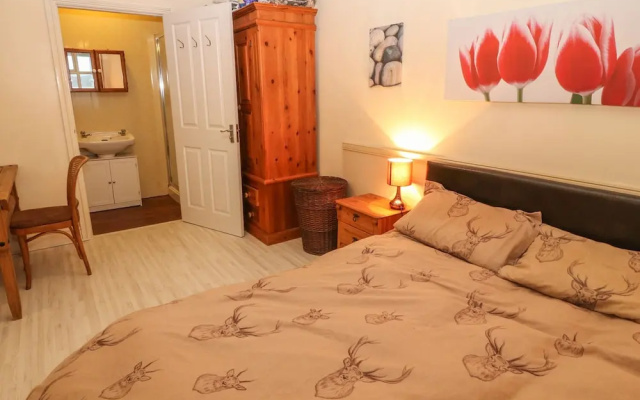 38 Plas Darien. Peredur Suite