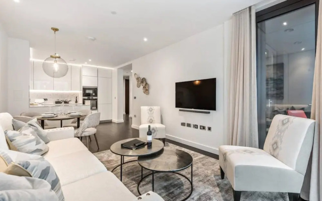 Luxury High Rise two Bedroom Flat Battersea
