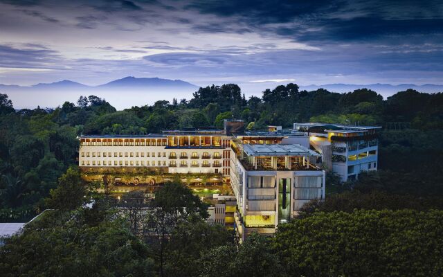 Padma Hotel Bandung вид на фасад