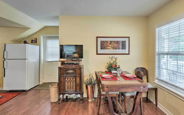 Studio in College Station w/ Expansive Deck!