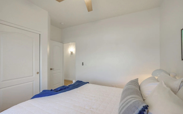 Pool + Lakefront: Upscale Glendale Getaway