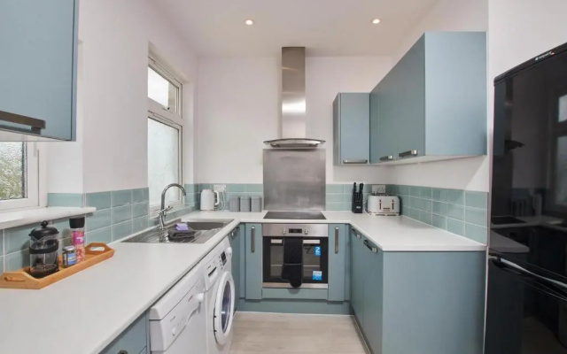 Fantastic Central Stratford 2BR Apartment wParking