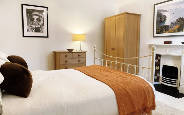 Spectacular Coastal Townhouse in Fowey for 8