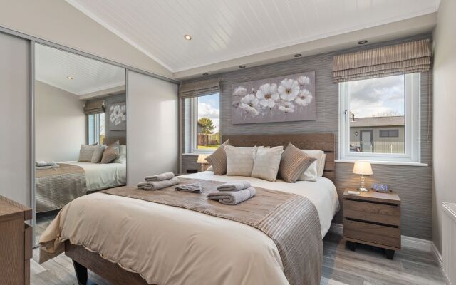 Trevelyn Lodge - Luxury Lodge Hot Tub Close to Beach