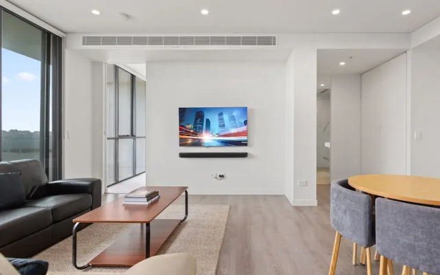 Luxe 2-bed: Modern Interiors, Balcony & BBQ Area