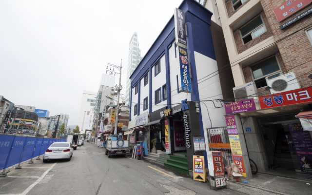 Отель K-guesthouse Sinchon 2 вид на фасад