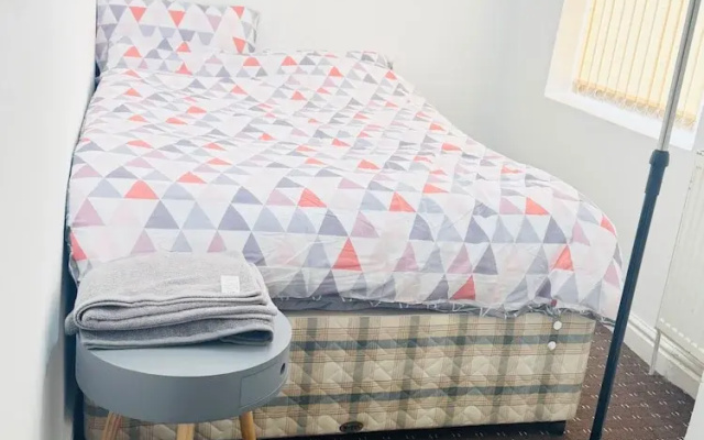 Stoke-on-trent - House - Sleeps 7 - City Centre