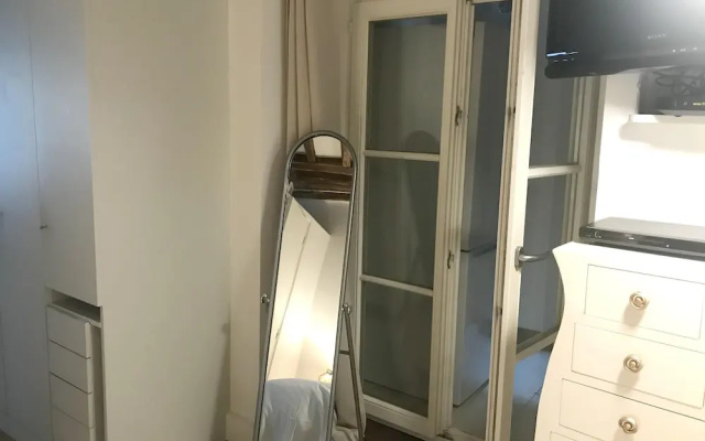 Apartment with One Bedroom in Paris, with Wifi