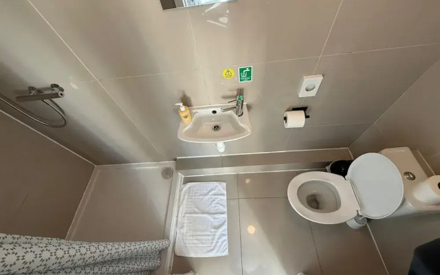 Ground-Floor Queen Bed Studio Apartment with Free Parking