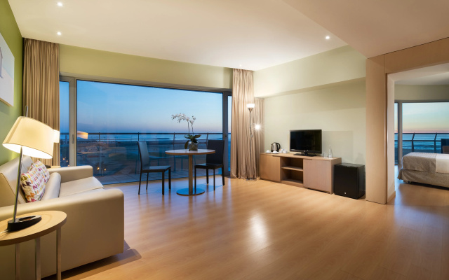 Eurostars Oasis Plaza Hotel
