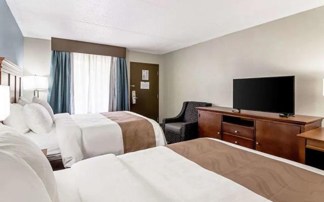 Farragut Inn & Suites