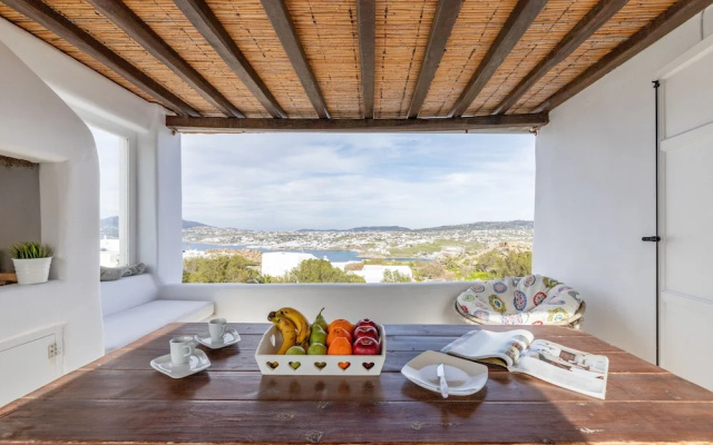 Carmelita Villa with Pool by Stylish Stays