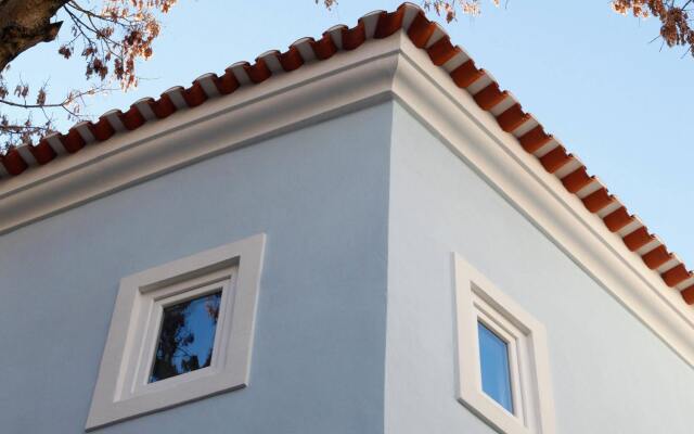 Отель Alfama Yellow House вид на фасад