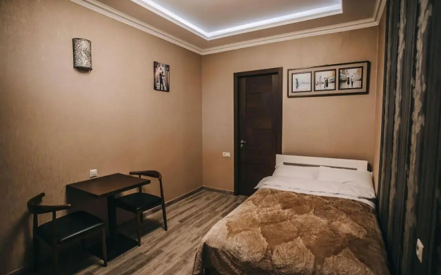 7 Rooms Hotel