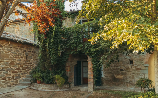 A Peaceful Farmhouse in Cortona with Swimming Pool