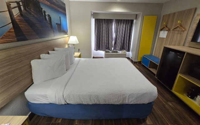 Days Inn & Suites by Wyndham Tampa/Raymond James Stadium