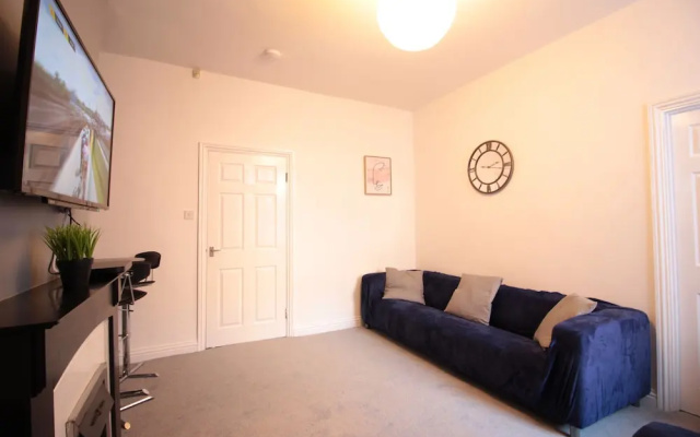 Lovely 2-bed Downstairs Apartment